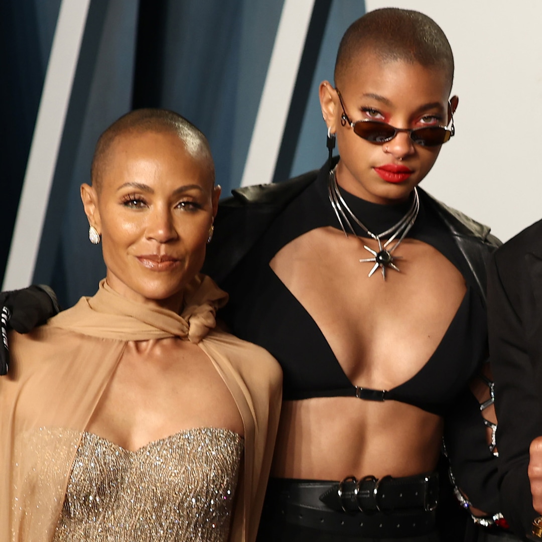 Jada Pinkett Smith & Willow Smith Step Out for Mother-Daughter Dinner